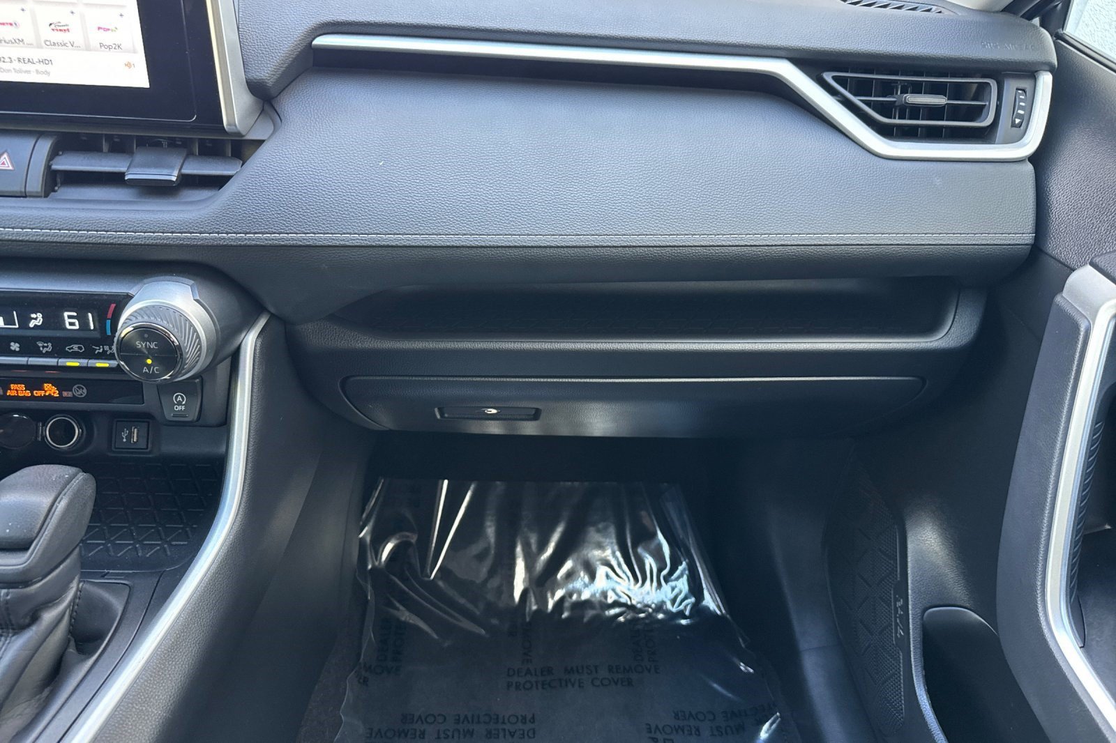 Used 2025 Toyota RAV4 XLE FWD image 30