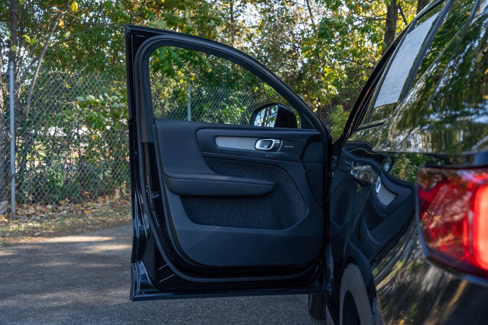 Used 2024 Volvo XC40 B5 Ultimate w/ Protection Package Premier image 15