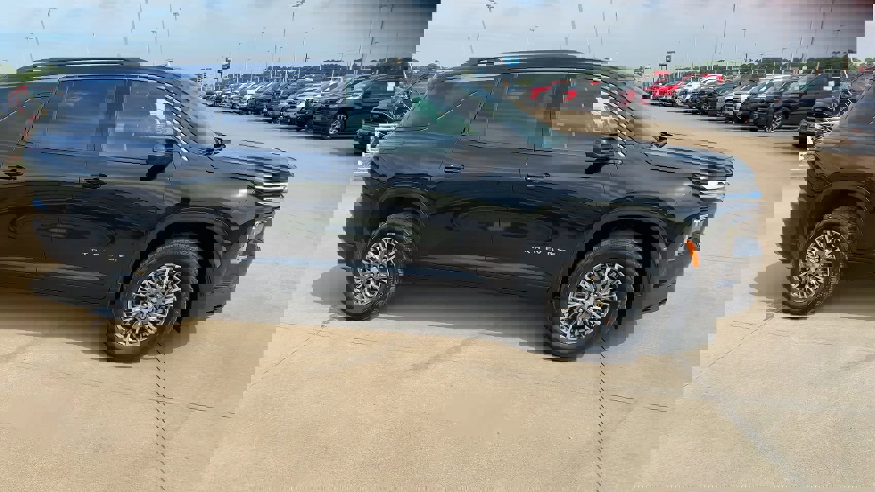Used 2025 Chevrolet Traverse LT image 2