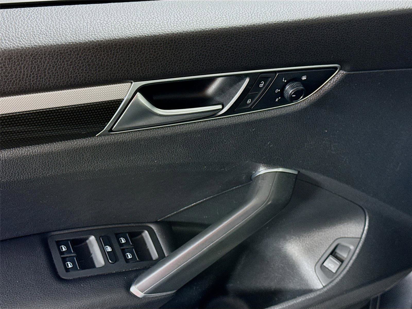 Used 2018 Volkswagen Passat 3.6 image 11