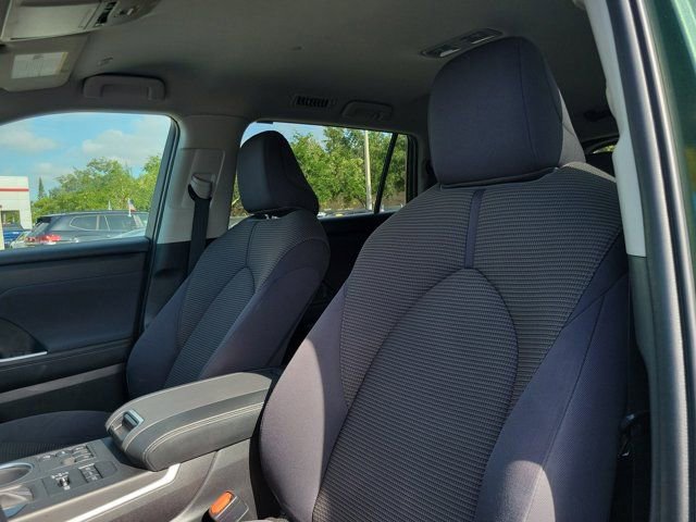 Used 2023 Toyota Highlander LE AWD/4WD image 12