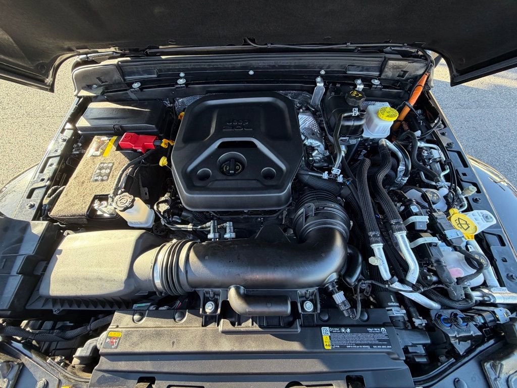 Used 2025 Jeep Wrangler Unlimited Sahara w/ Safety Group image 17