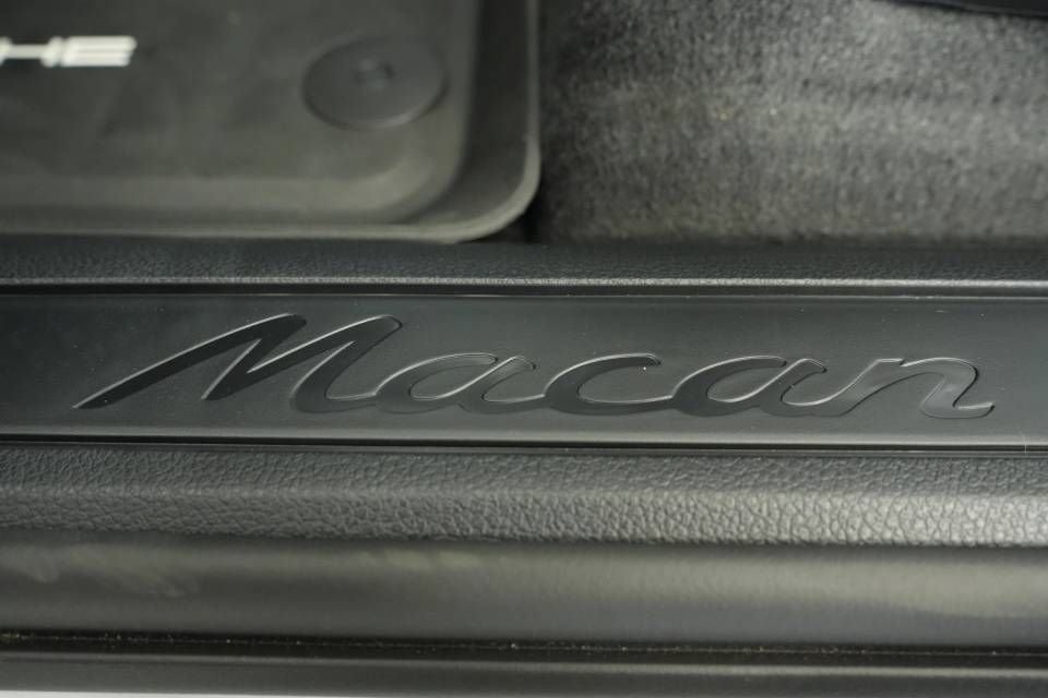 Certified 2025 Porsche Macan AWD/4WD image 32