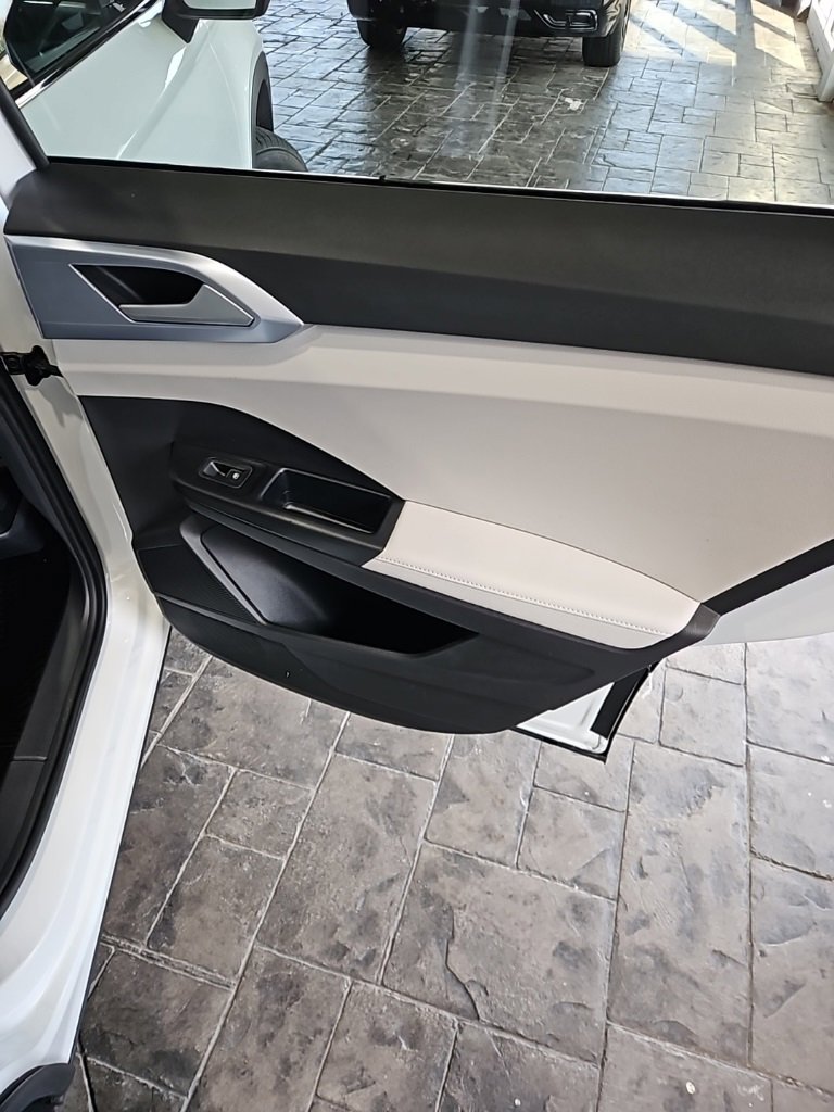 New 2026 Volkswagen Taos SE image 15