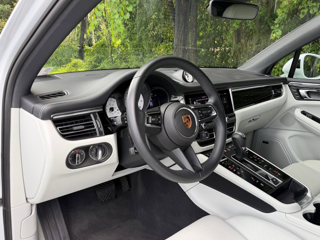 Certified 2026 Porsche Macan AWD/4WD image 4