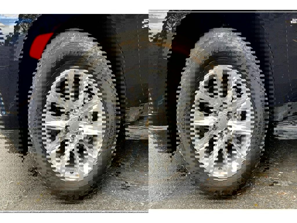 Used 2023 Chevrolet Suburban Premier image 9