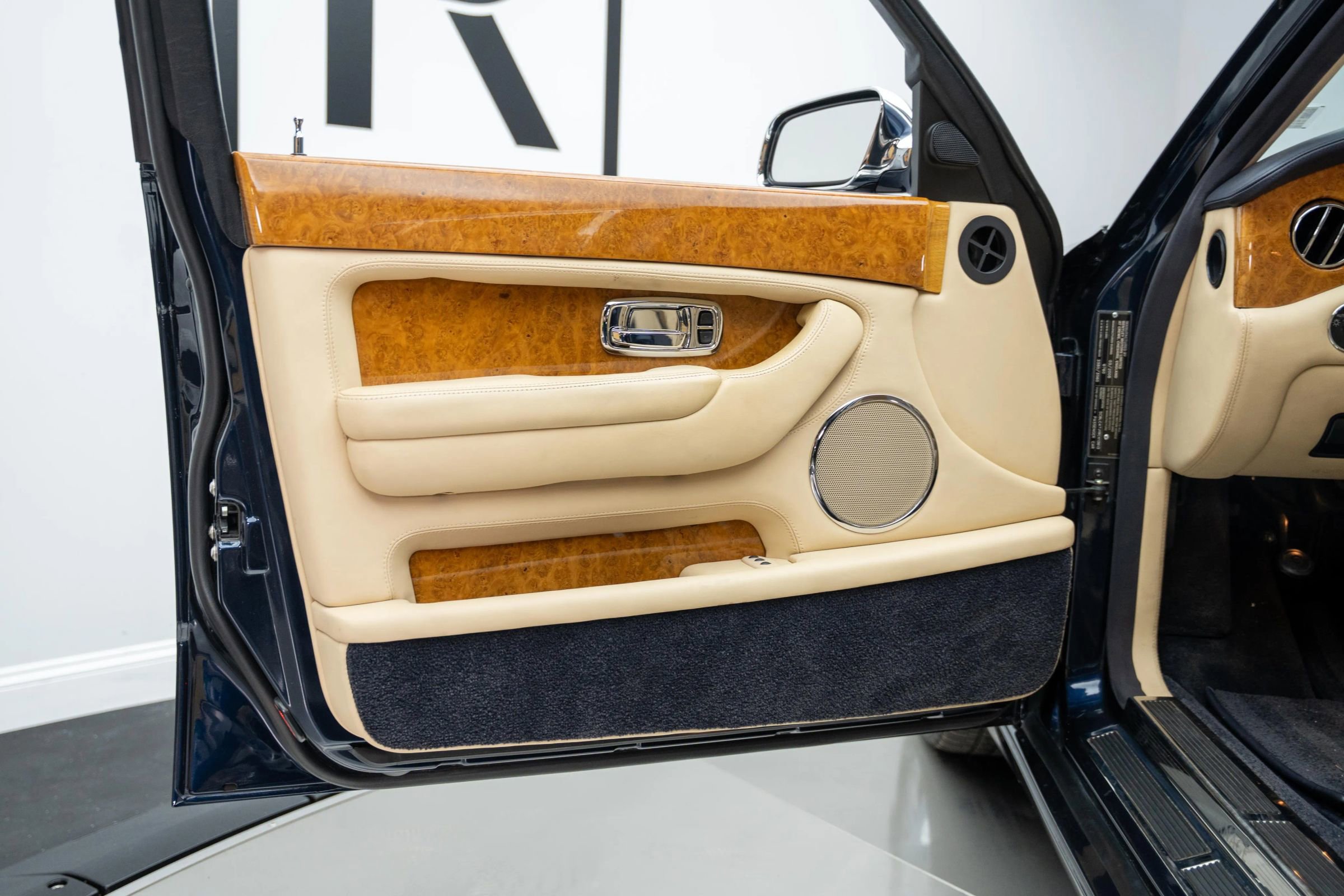 Used 2009 Bentley Arnage R image 32