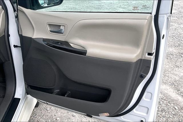 Used 2019 Toyota Sienna XLE w/ XLE Navigation Package image 24