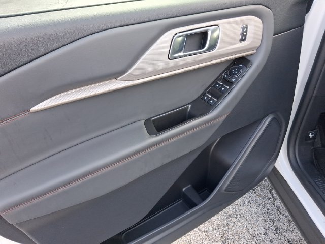 Used 2025 Ford Explorer Active w/ Active Comfort Package RWD image 13