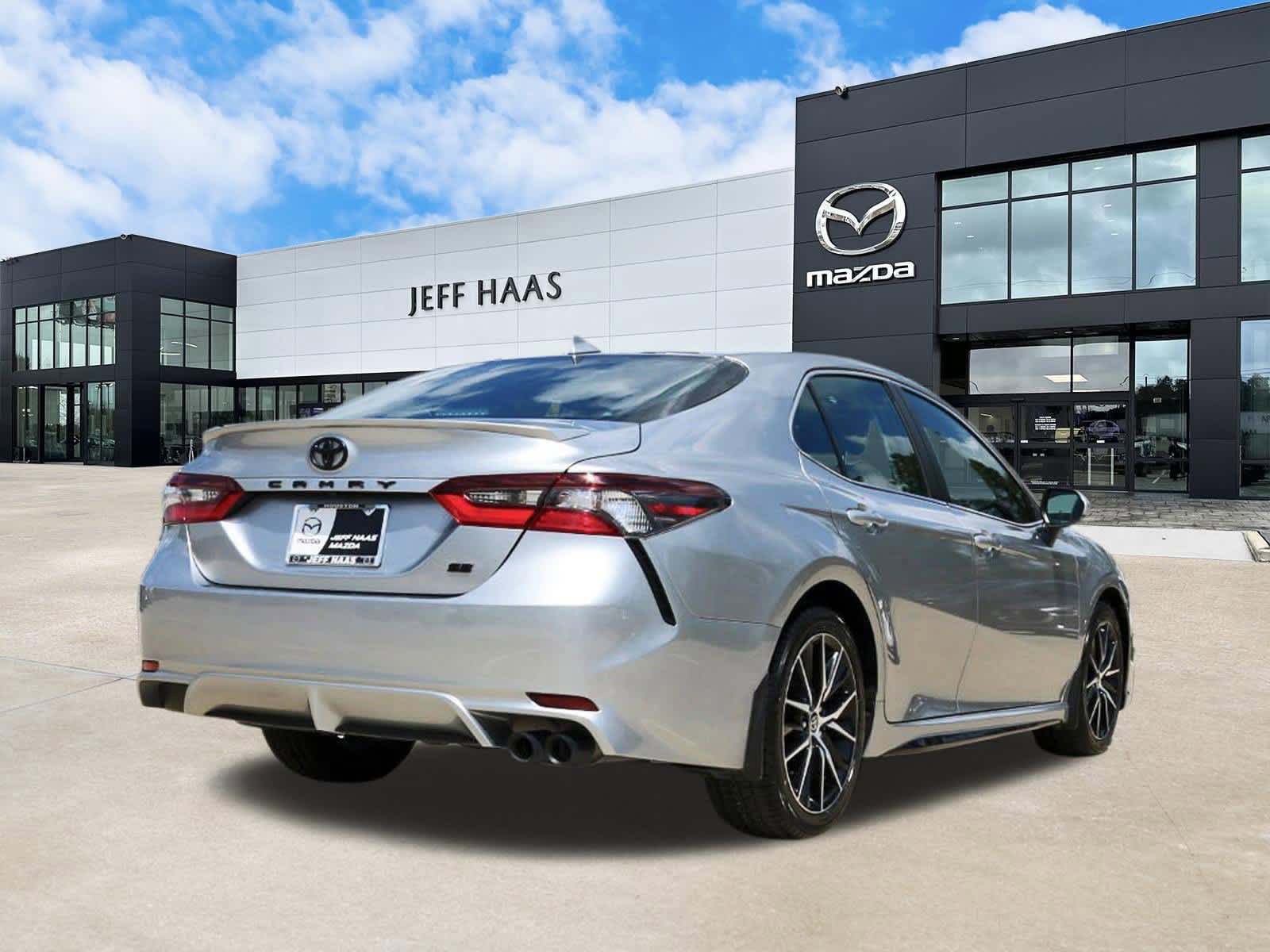 Used 2023 Toyota Camry SE image 3