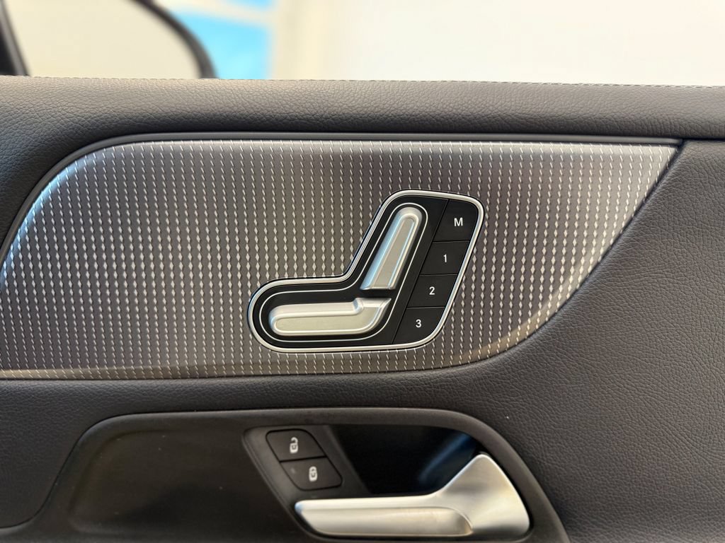 Used 2021 Mercedes-Benz GLB 250 image 18