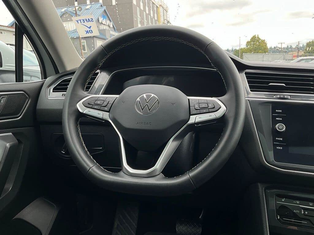Used 2023 Volkswagen Tiguan SE w/ Panoramic Sunroof Package AWD/4WD image 21