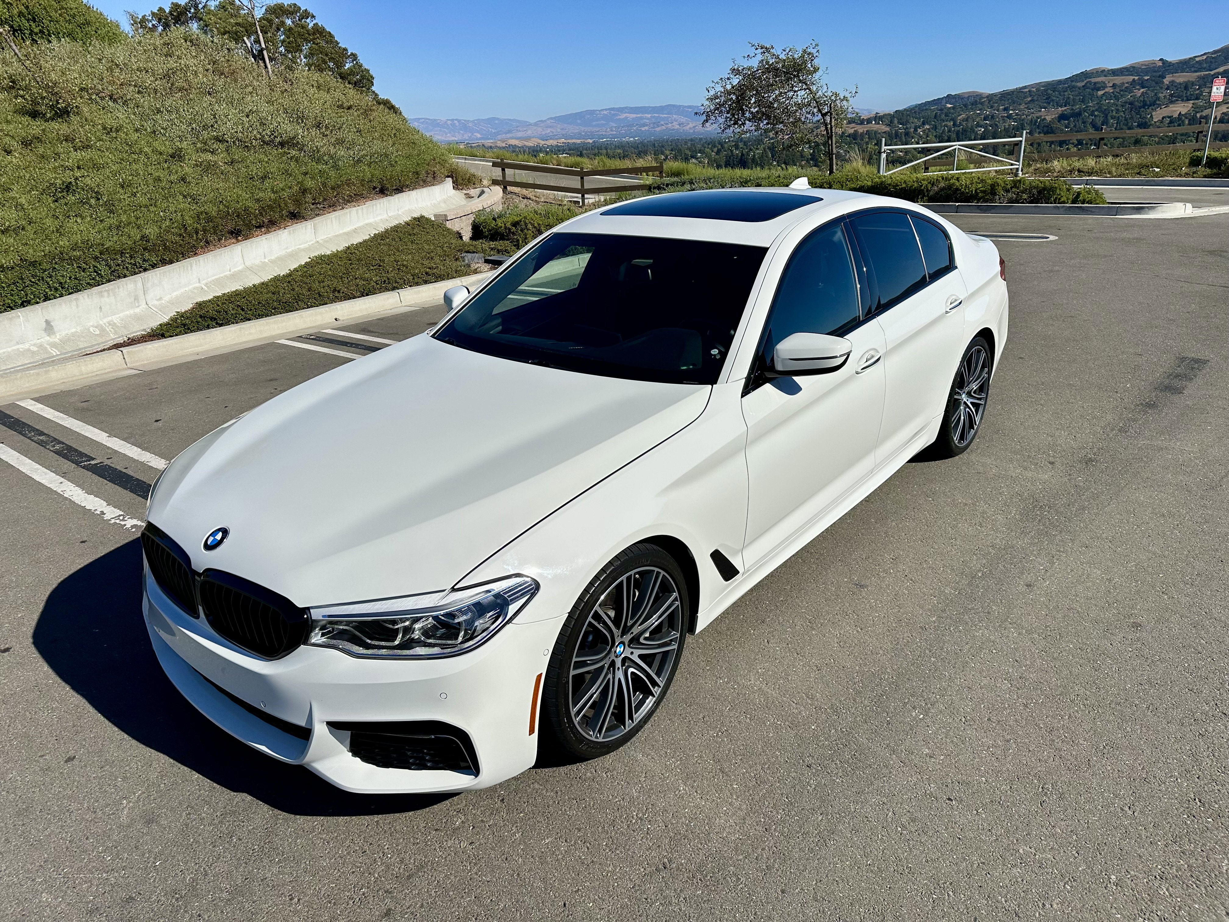 Used 2017 BMW 540i w/ M Sport Package RWD image 2