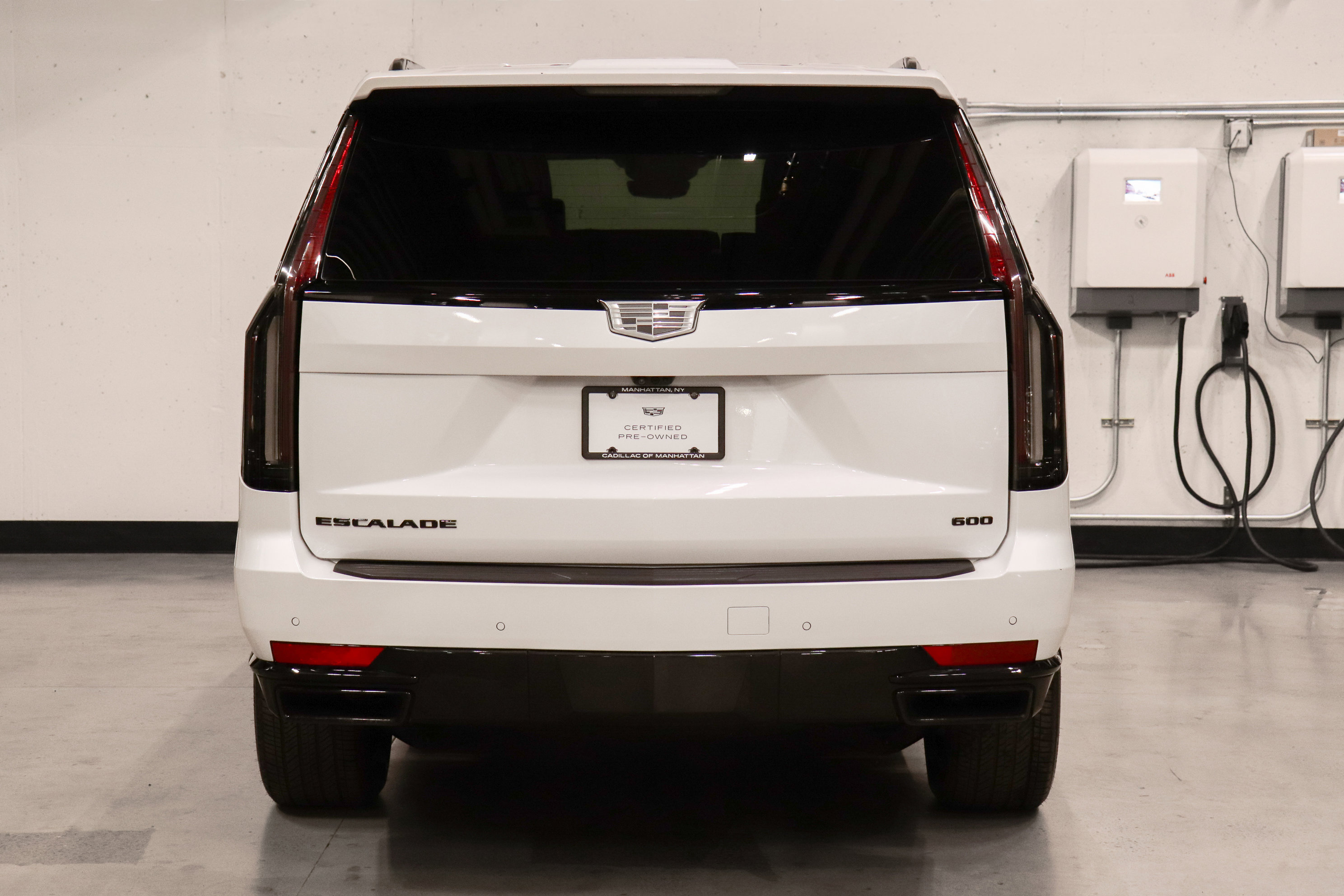 Used 2023 Cadillac Escalade ESV Sport Platinum w/ LPO, ONYX Package image 4