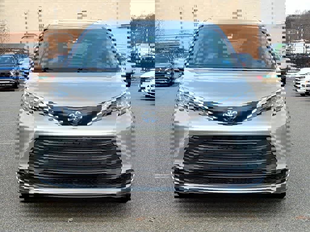 Used 2021 Toyota Sienna LE w/ LE Plus Package image 6