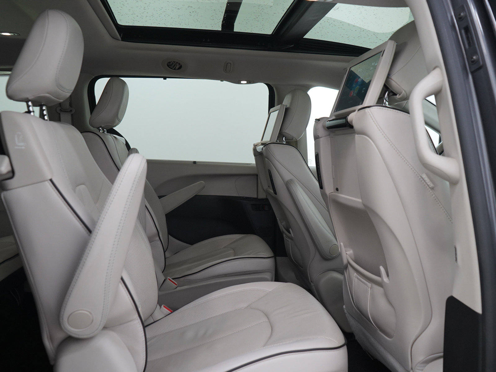 Used 2018 Chrysler Pacifica Limited w/ Advanced Safetytec Group FWD image 14