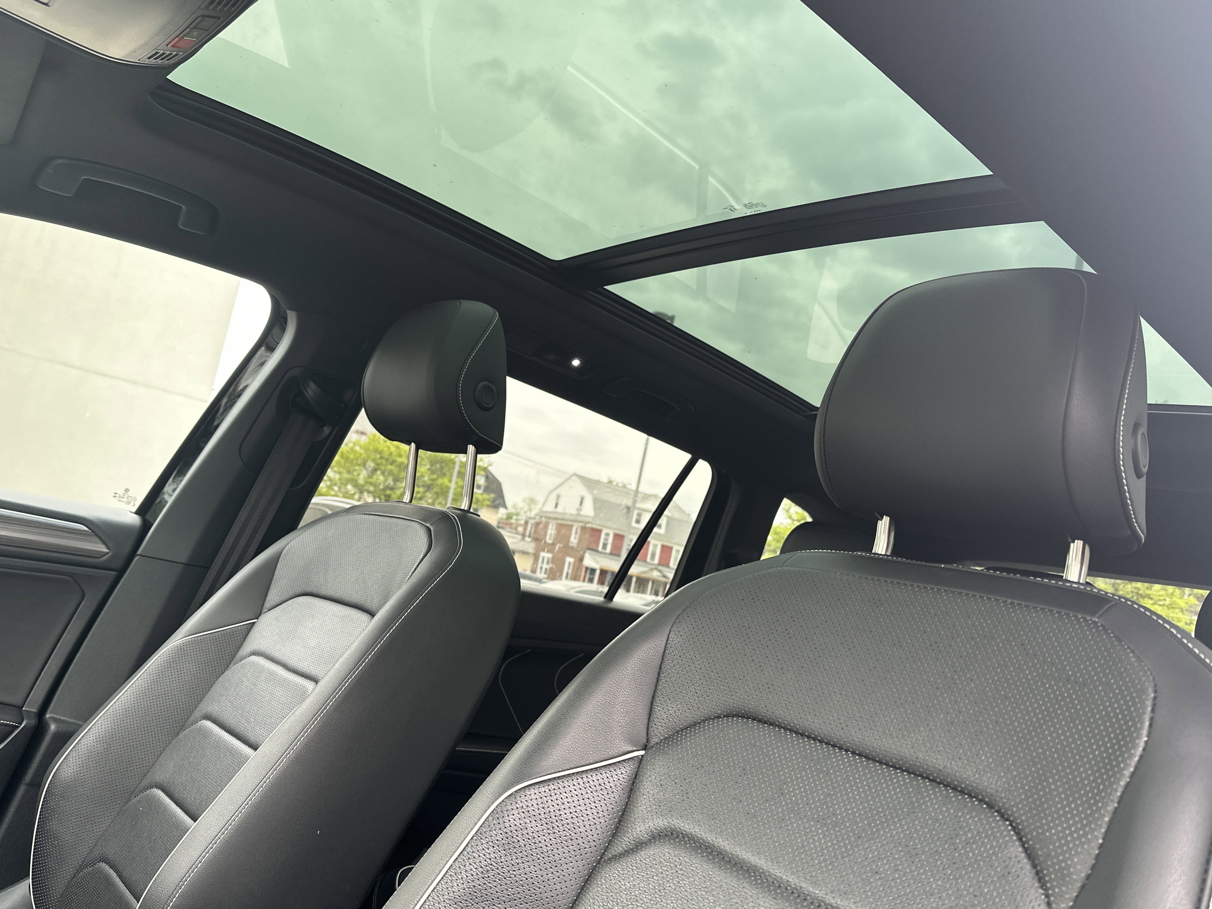 Used 2023 Volkswagen Tiguan SEL R-Line AWD/4WD image 9