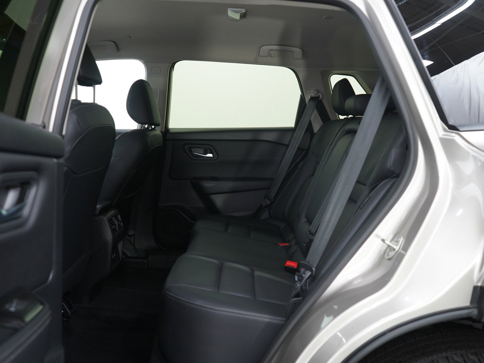 Used 2025 Nissan Rogue SL AWD/4WD image 19