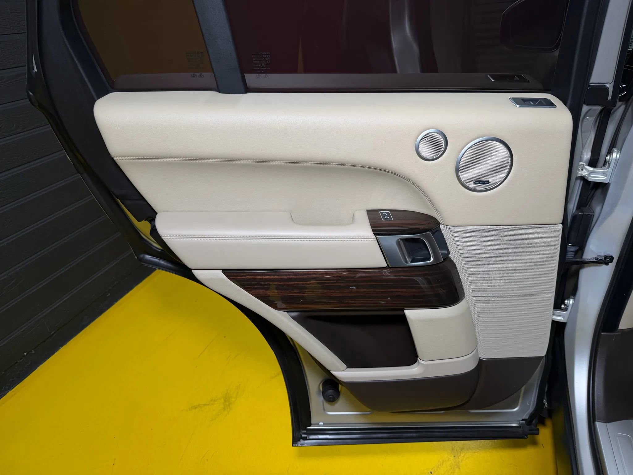 Used 2016 Land Rover Range Rover HSE image 22