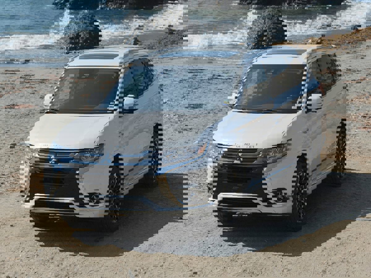 Used 2018 Mitsubishi Outlander 4WD Plug-In Hybrid