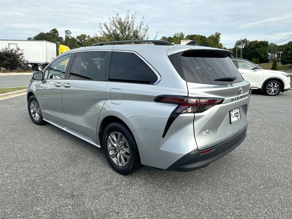 Used 2024 Toyota Sienna XLE image 5