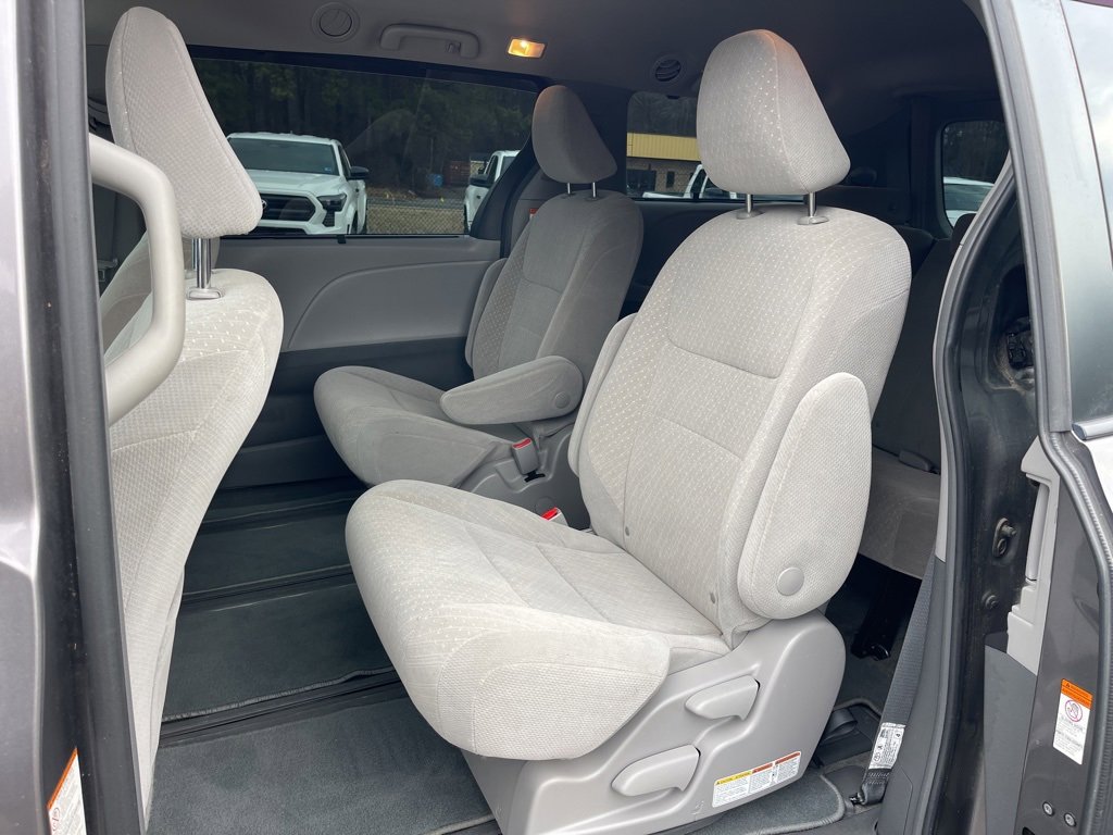 Used 2018 Toyota Sienna LE image 23