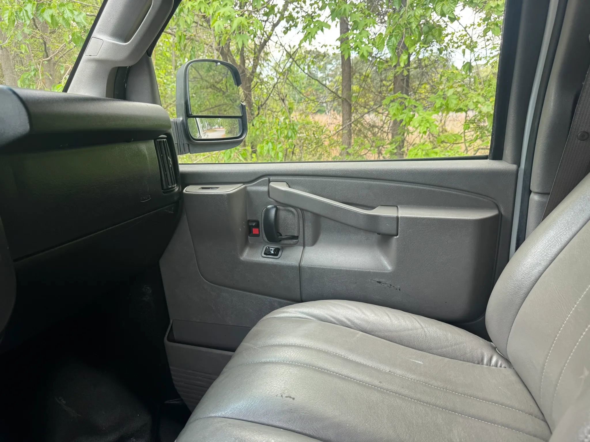 Used 2017 Chevrolet Express 2500 image 7