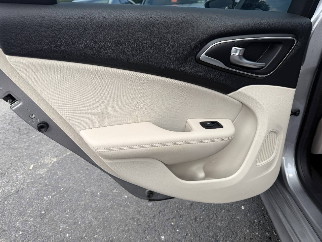 Used 2015 Chrysler 200 Limited w/ Convenience Group FWD image 23