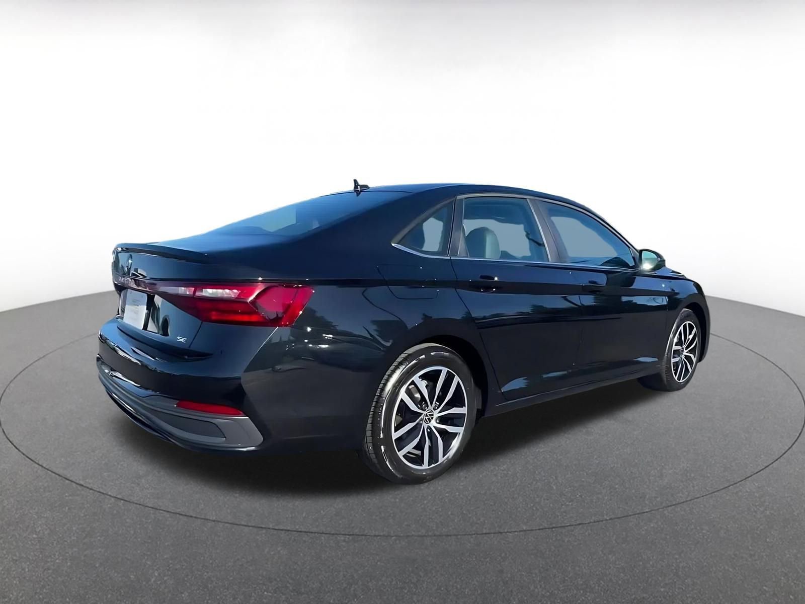 Used 2025 Volkswagen Jetta SE image 14