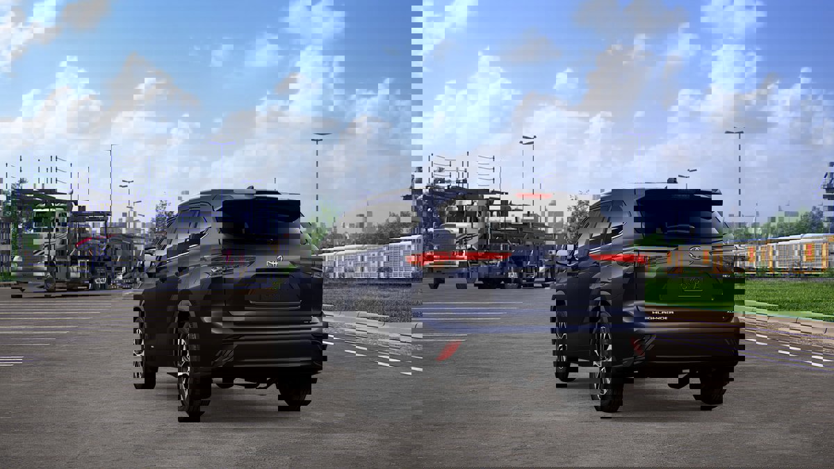 New 2026 Toyota Highlander XLE image 2