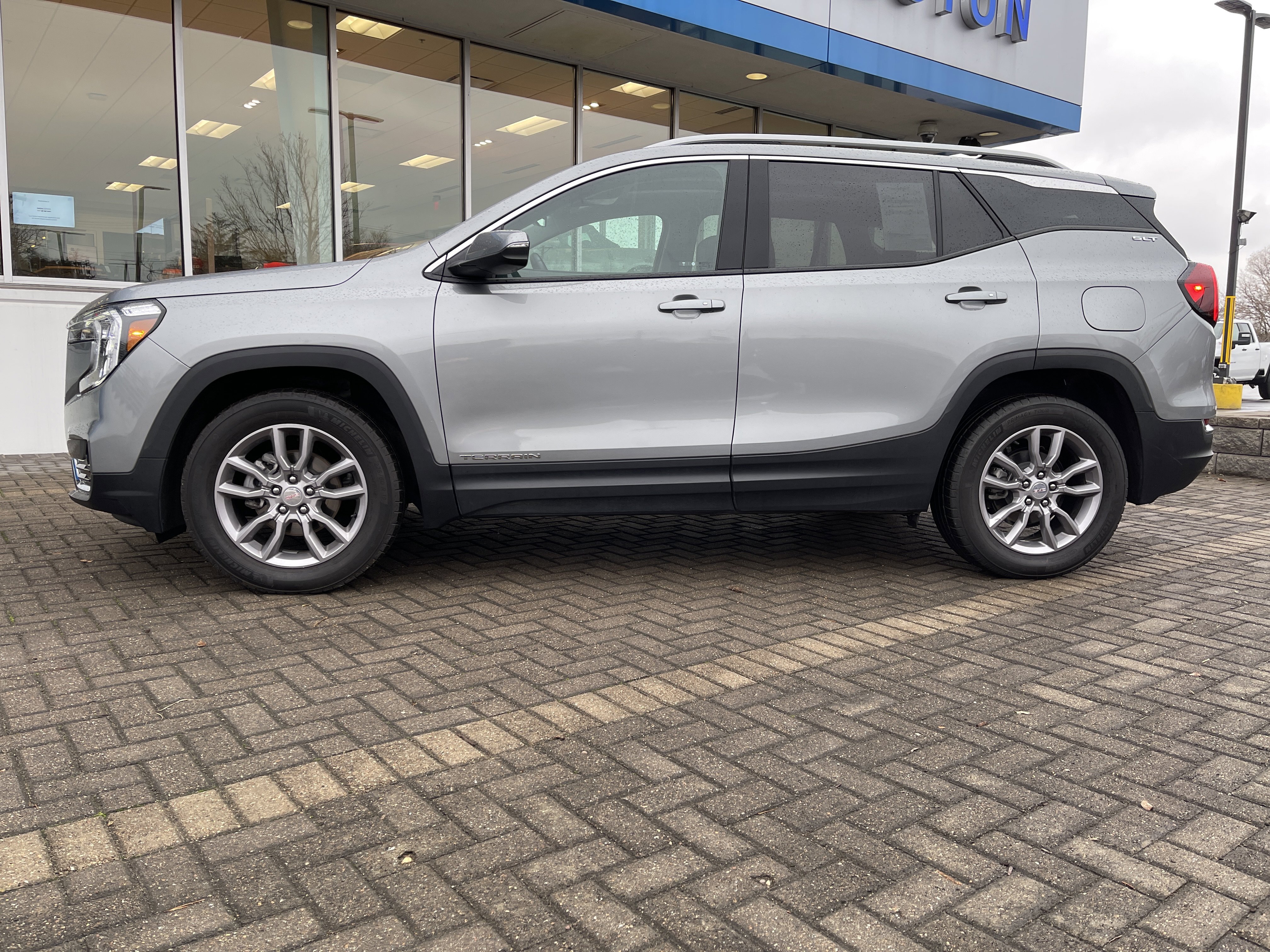 Used 2024 GMC Terrain SLT w/ Infotainment Package II image 2