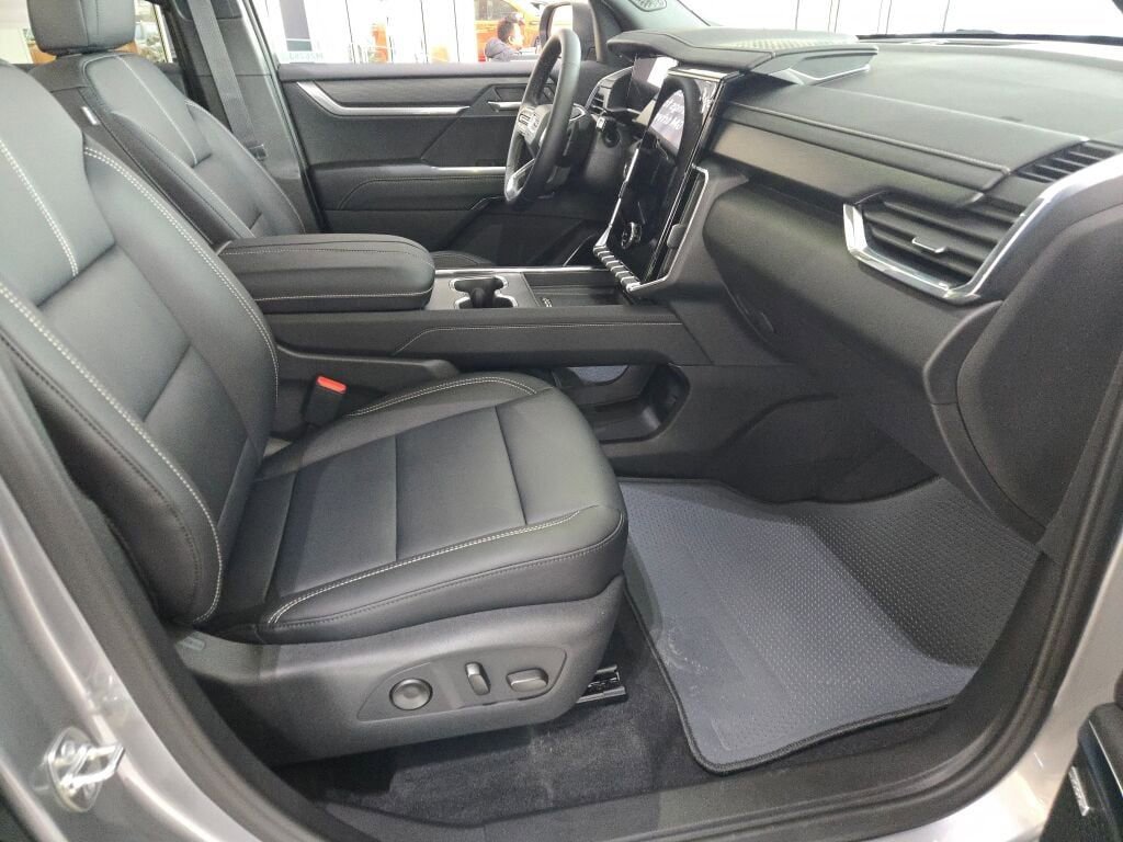 New 2026 GMC Acadia Elevation w/ Elevation Premium Package AWD/4WD image 6