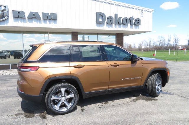 New 2026 Jeep Grand Cherokee Limited w/ Trailer Tow Package AWD/4WD image 2