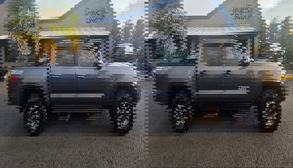 Used 2021 Toyota Tacoma TRD Off-Road image 4
