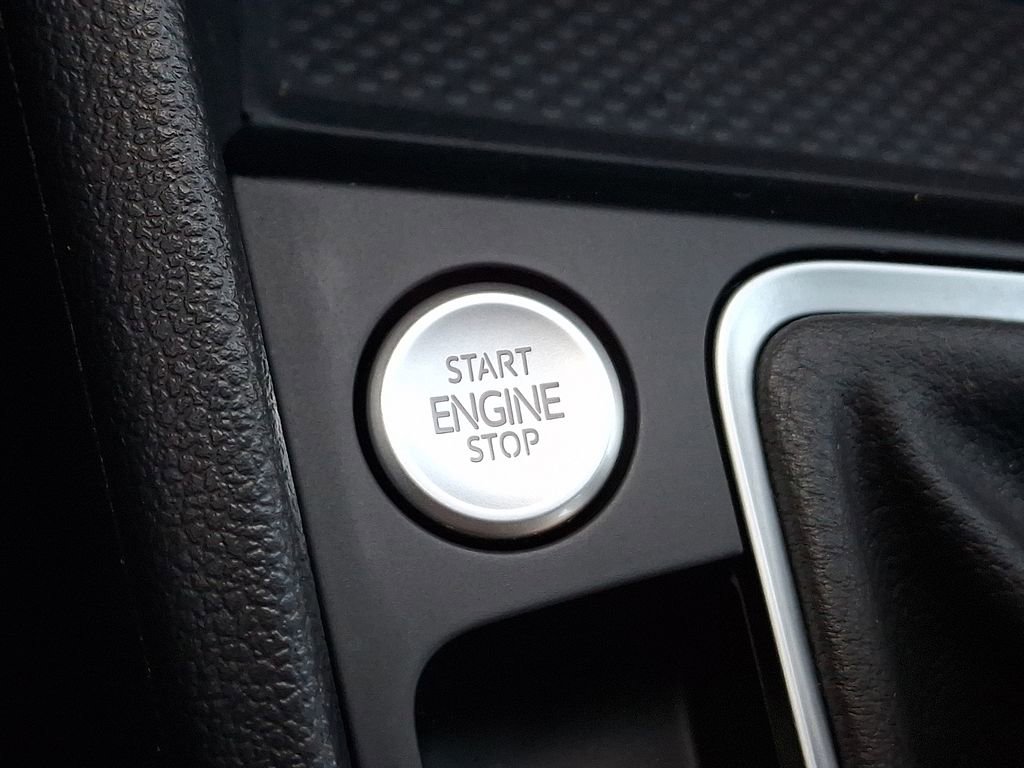 Certified 2025 Volkswagen Jetta SEL image 23