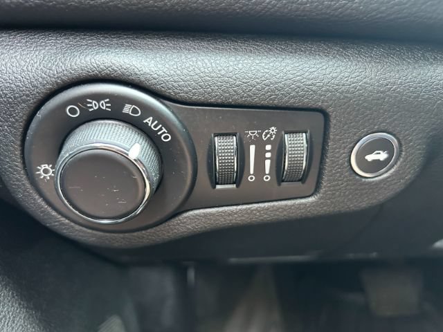 Used 2016 Chrysler 200 Limited FWD image 16