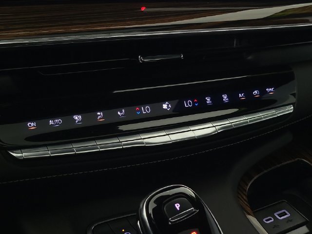 Used 2024 Cadillac Escalade Premium Luxury AWD/4WD image 31