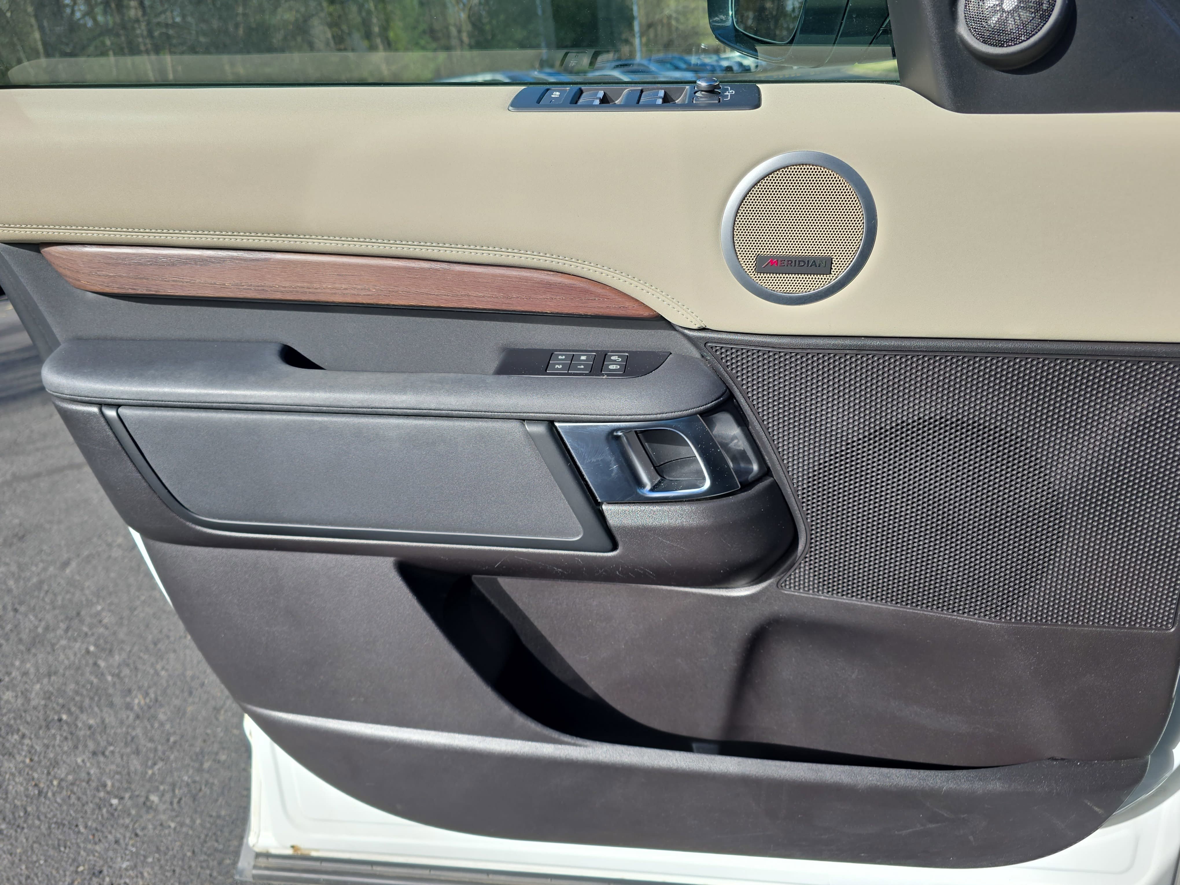 Used 2019 Land Rover Discovery HSE image 28