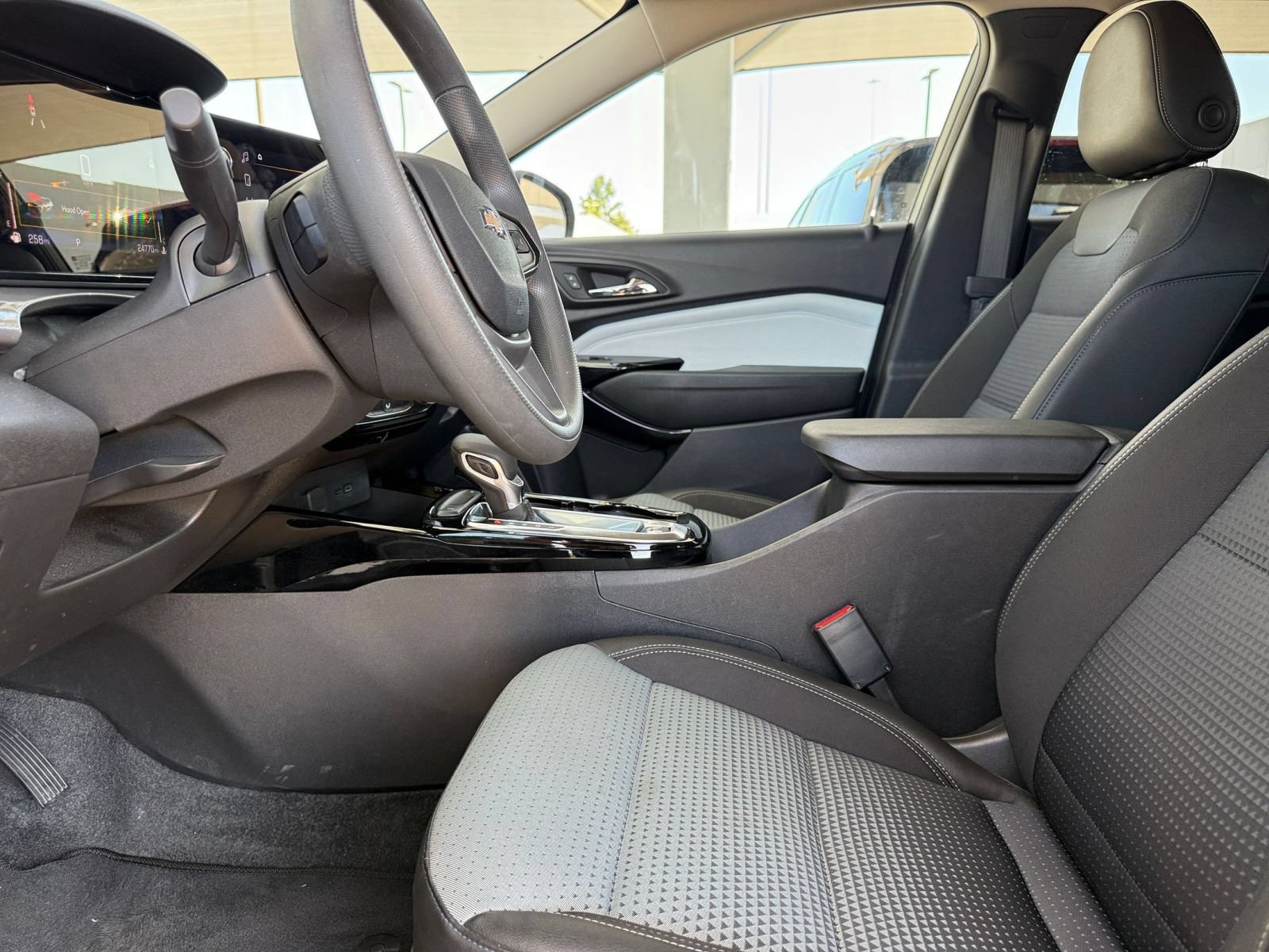 Used 2025 Chevrolet Trax LT FWD image 27