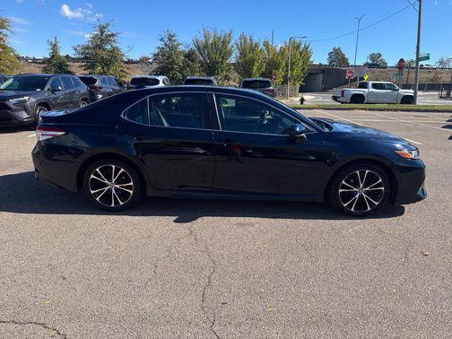 Used 2020 Toyota Camry SE FWD image 8