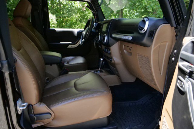 Used 2014 Jeep Wrangler Rubicon w/ Power Convenience Group AWD/4WD image 32