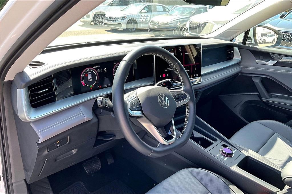 Certified 2025 Volkswagen Tiguan SE image 14