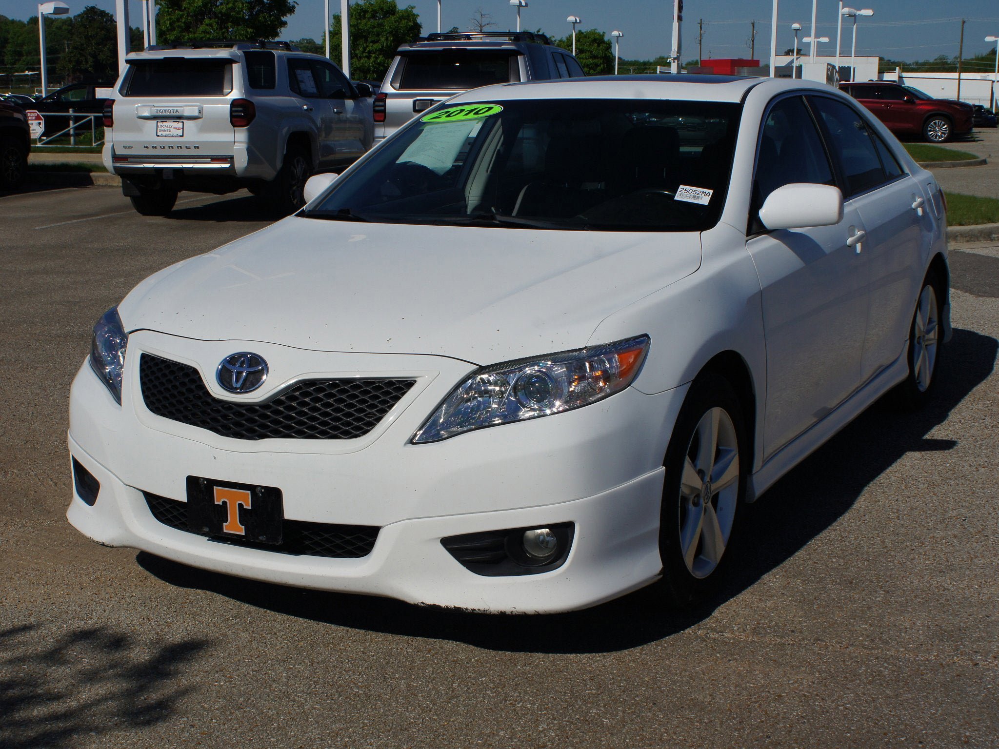 Used 2010 Toyota Camry SE FWD image 2