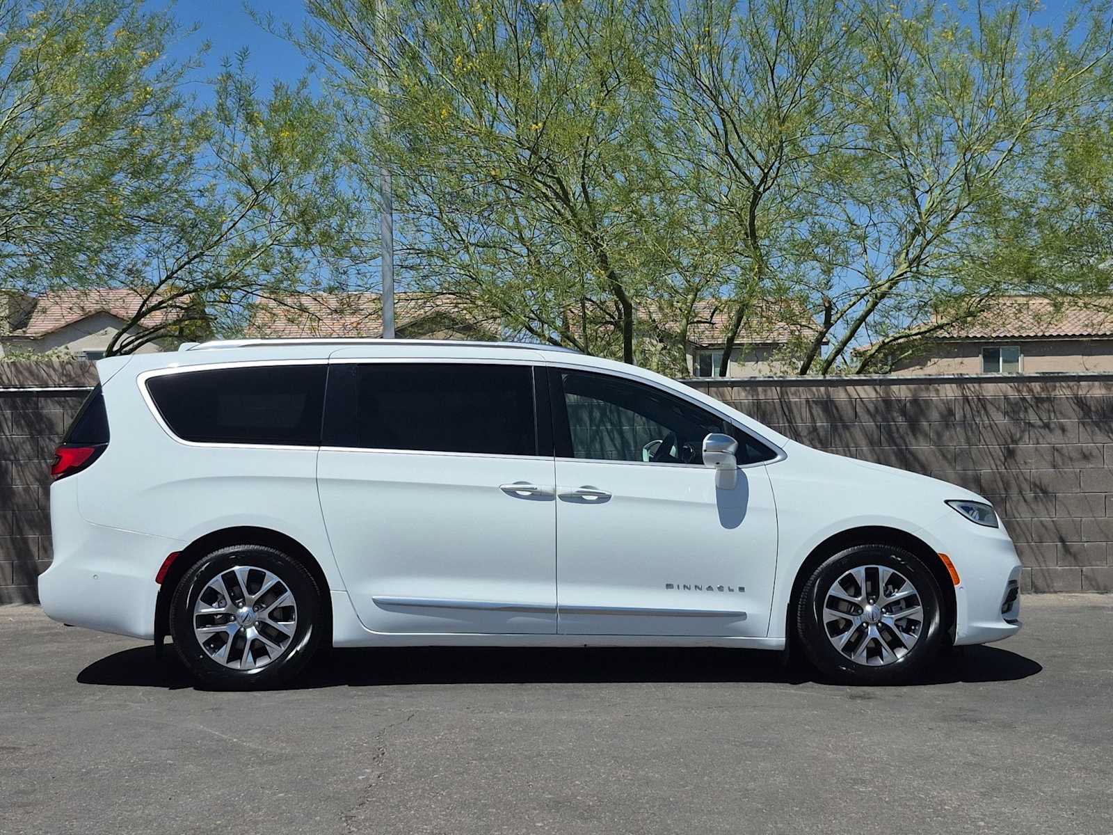 Used 2021 Chrysler Pacifica Pinnacle FWD image 10