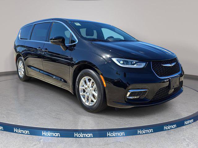 Used 2025 Chrysler Pacifica Select FWD image 4
