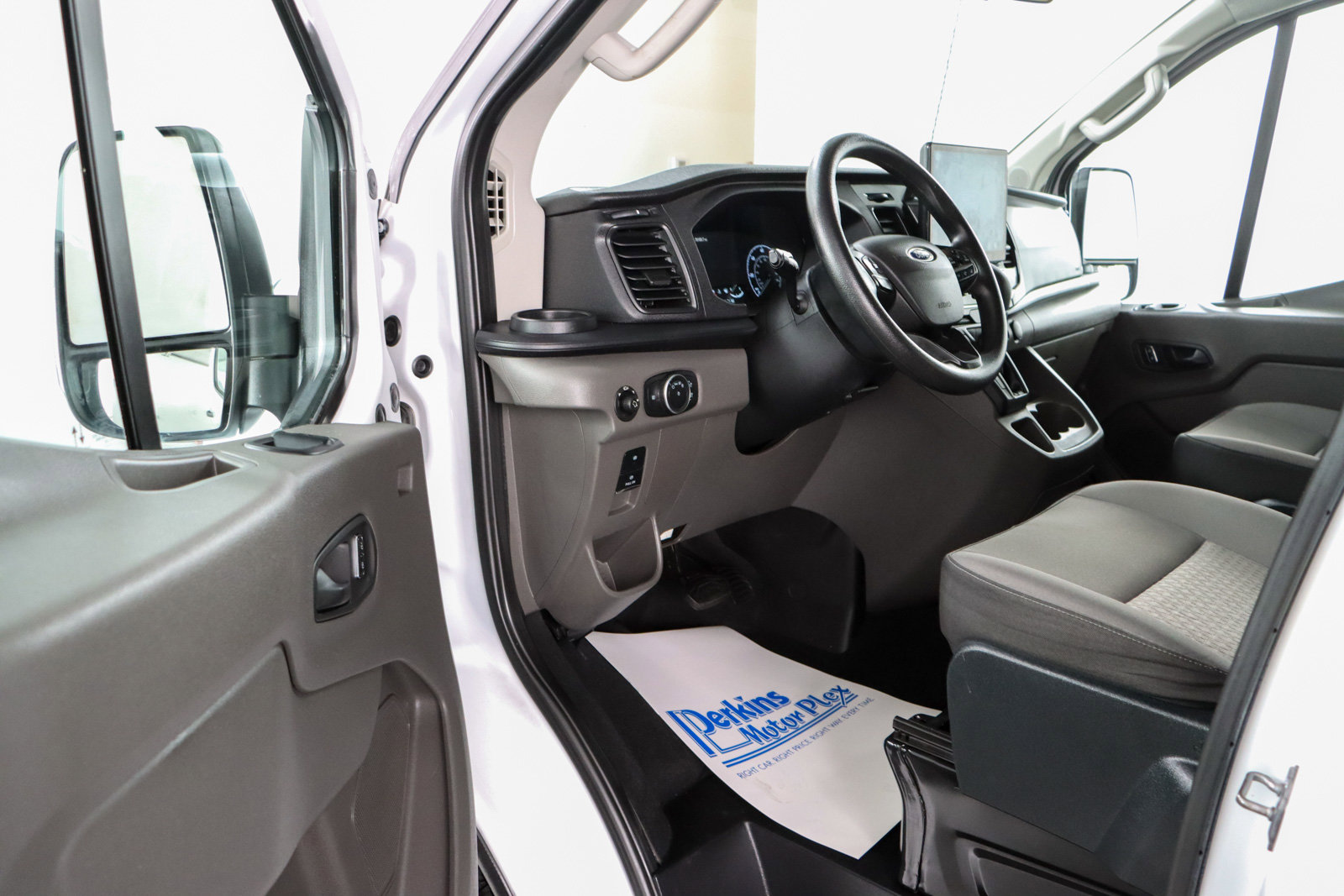 Used 2023 Ford Transit 350 XLT image 3