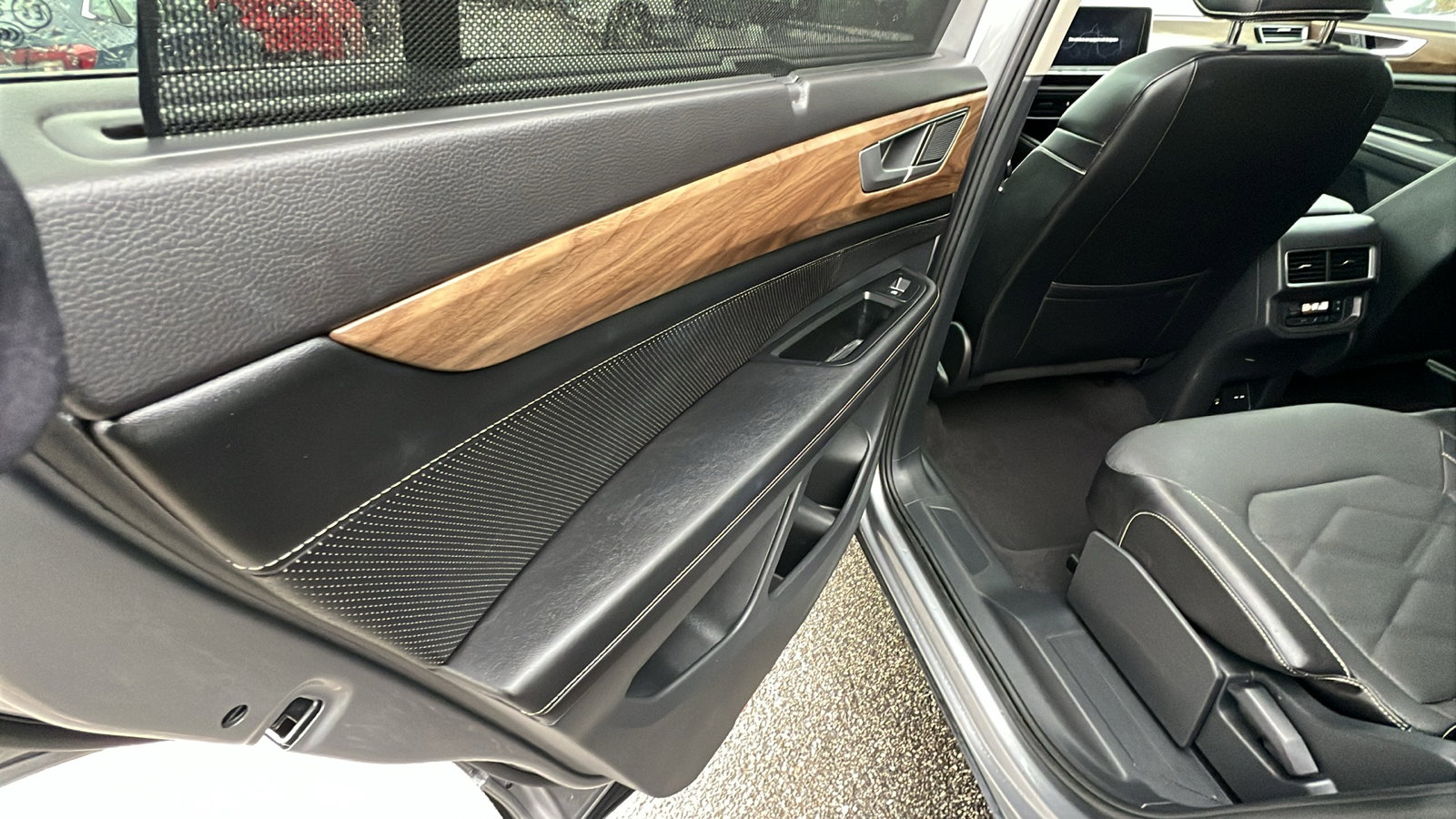 Used 2024 Volkswagen Atlas SE image 22