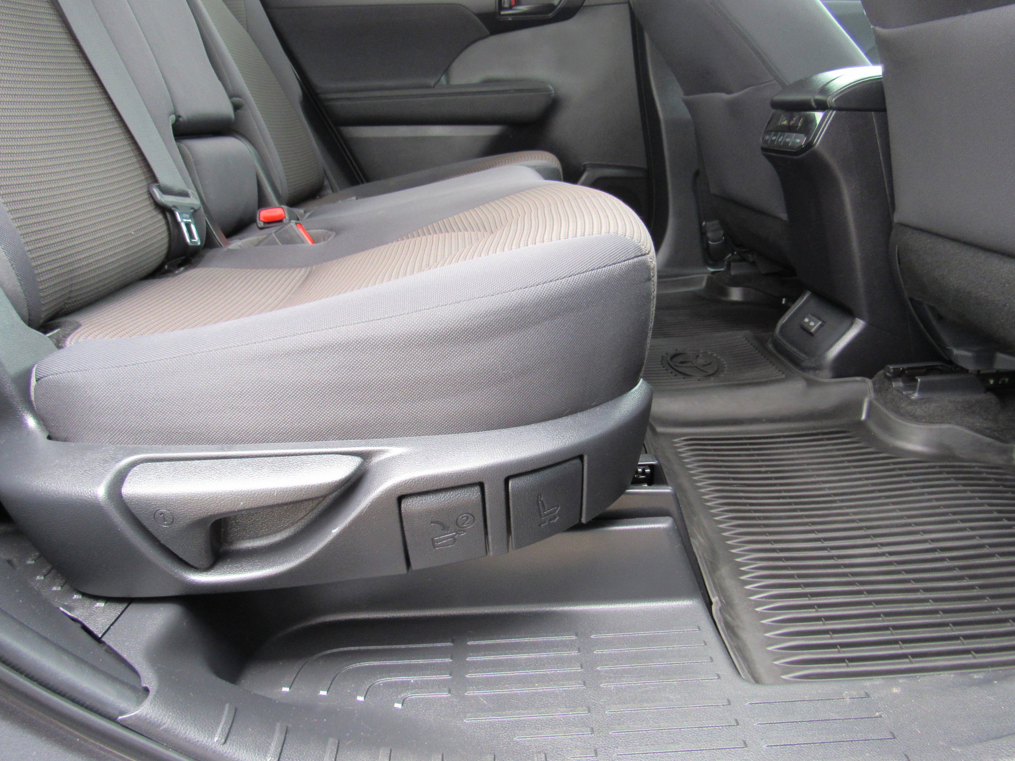 Used 2023 Toyota Highlander L FWD image 36