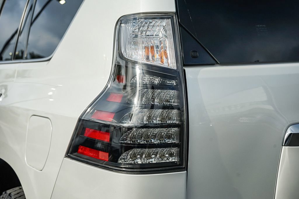 Used 2023 Lexus GX 460 Luxury w/ Sport Design Package image 9