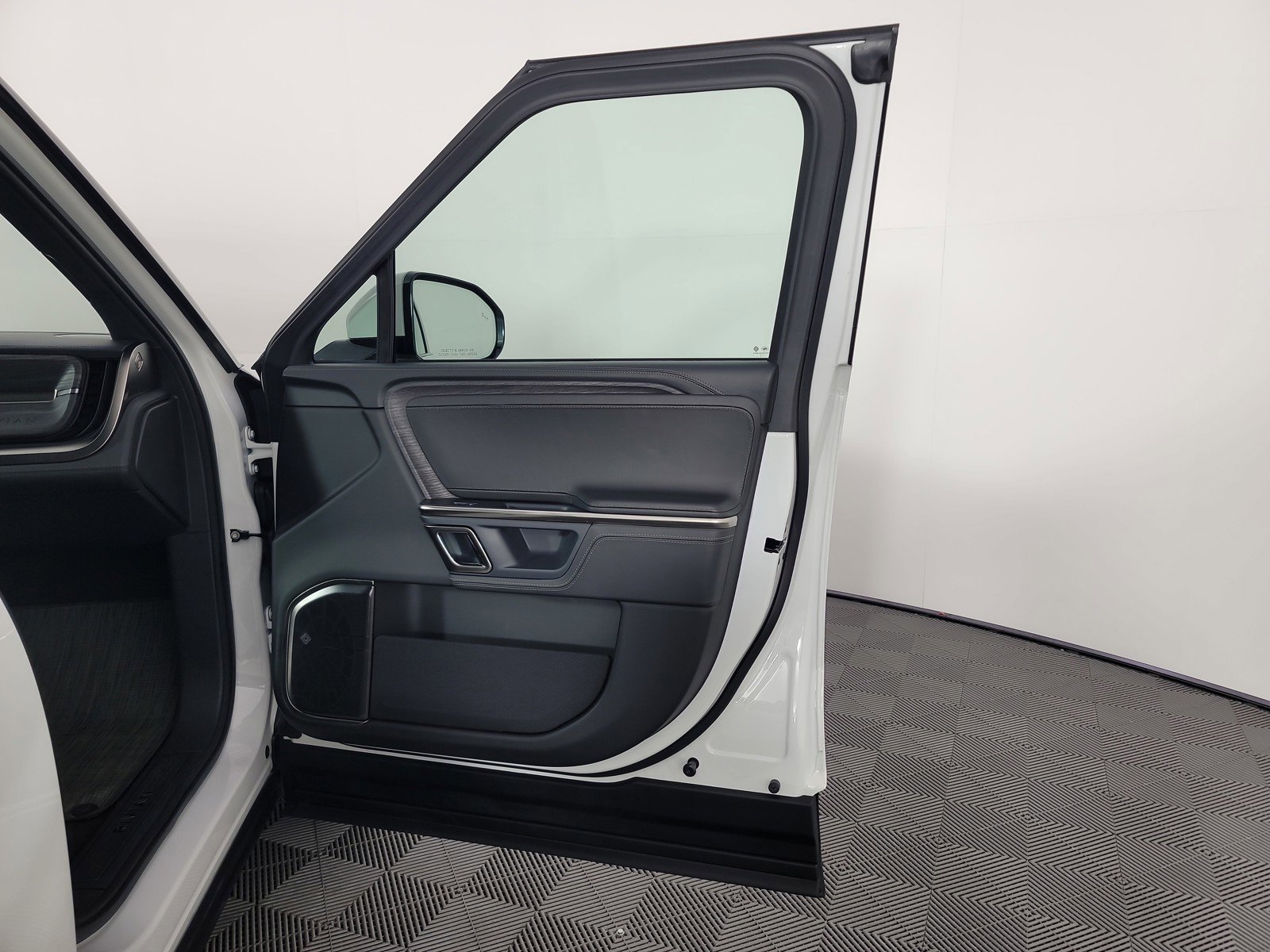 Used 2023 Rivian R1S Adventure AWD/4WD image 18